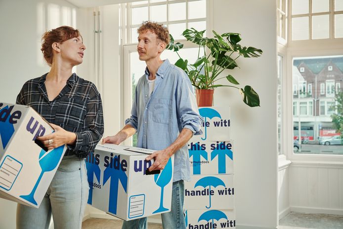 Woningcorporatie Staedion gaat de krapte op de sociale woningmarkt bestrijden met contracten waarbij twee vrienden een huurwoning delen.