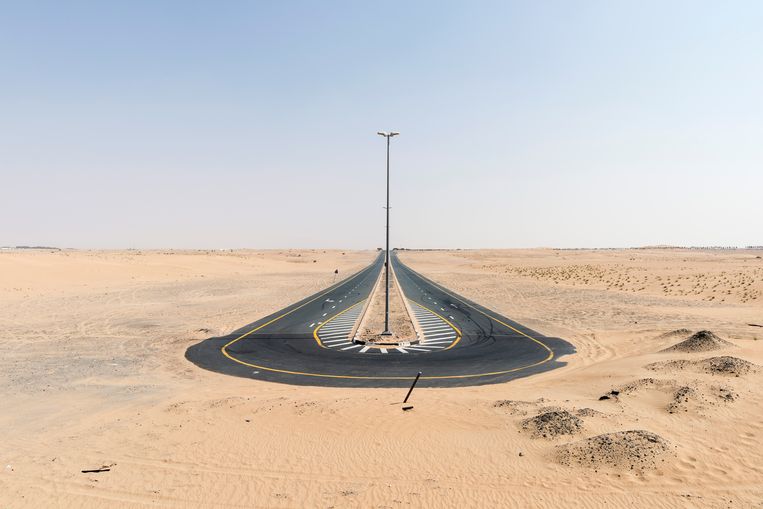2016. Doodlopende weg in de Al Qudra-woestijn? Dat dacht u maar! Beeld Nick Hannes