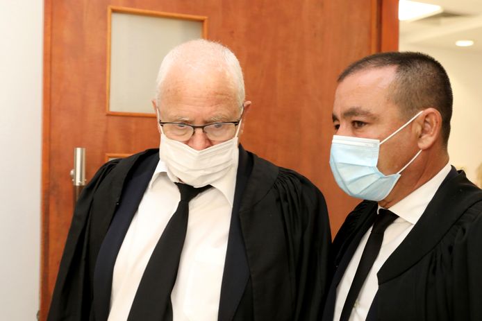 Des avocats israéliens avant l'audience dans le procès pour corruption contre le Premier ministre israélien Benjamin Netanyahu au tribunal de district de Jérusalem le 19 juillet 2020.