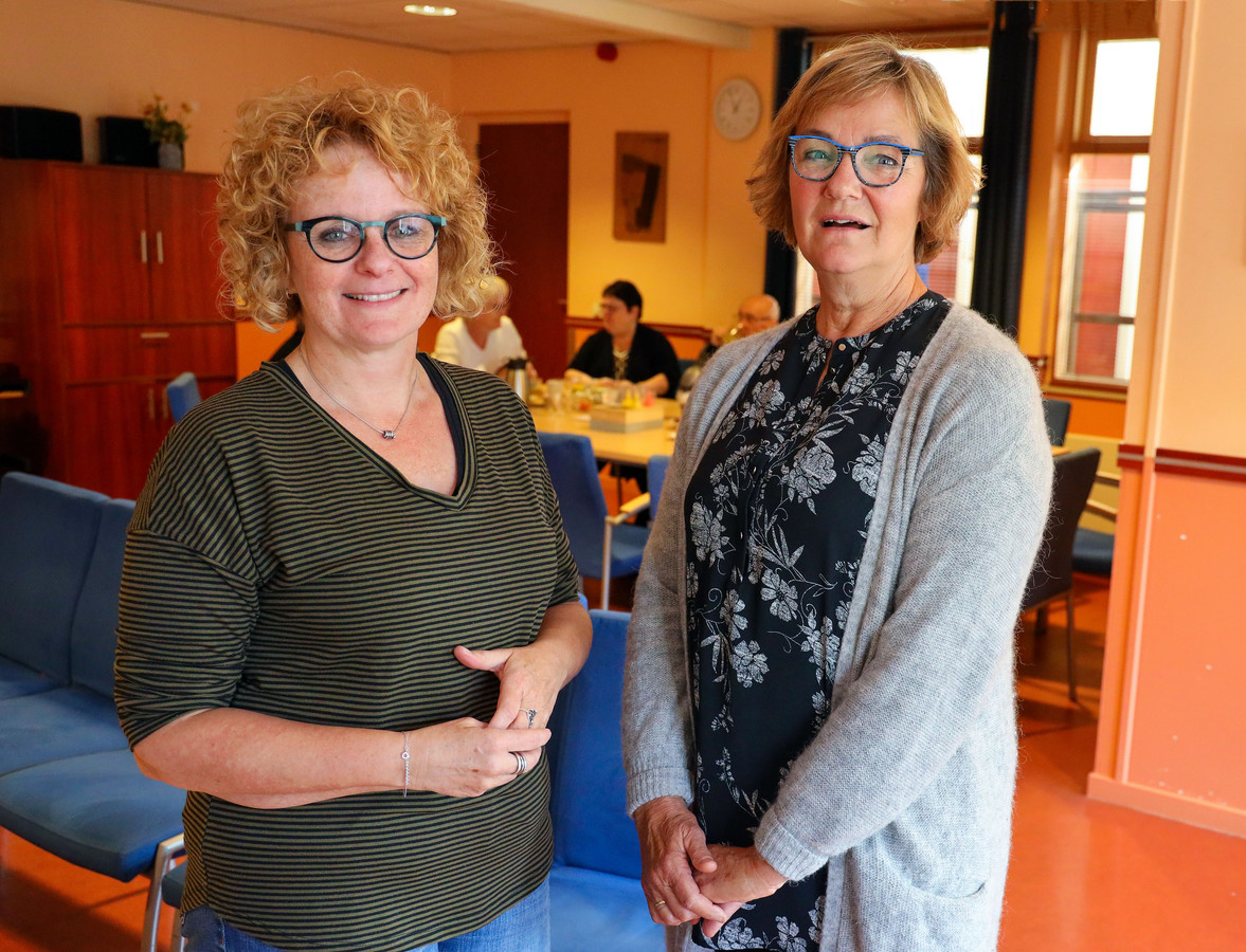 Ineke Soetens (links) en Emmy Okhuysen in Inloophuis de Kempen in Bladel.