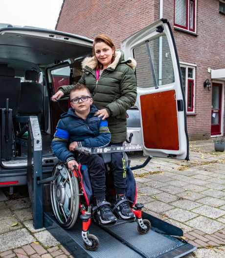 Hayden (10) uit Deventer mist wedstrijden GA Eagles en doktersafspraken: ‘Zijn rolstoelbus staat nu alwéér bij de garage’