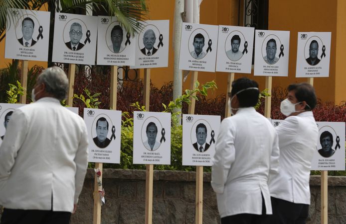 Dokters kijken naar hun aan Covid-19 overleden collega's in Lima.