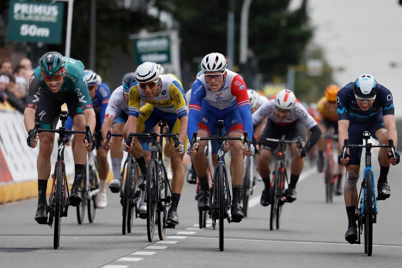 Jordi Meeus klopt Démare op de streep en wint de Primus Classic