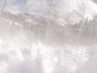 VIDEO. Skiër wordt meegesleurd door lawine en wordt gered door twee vrienden