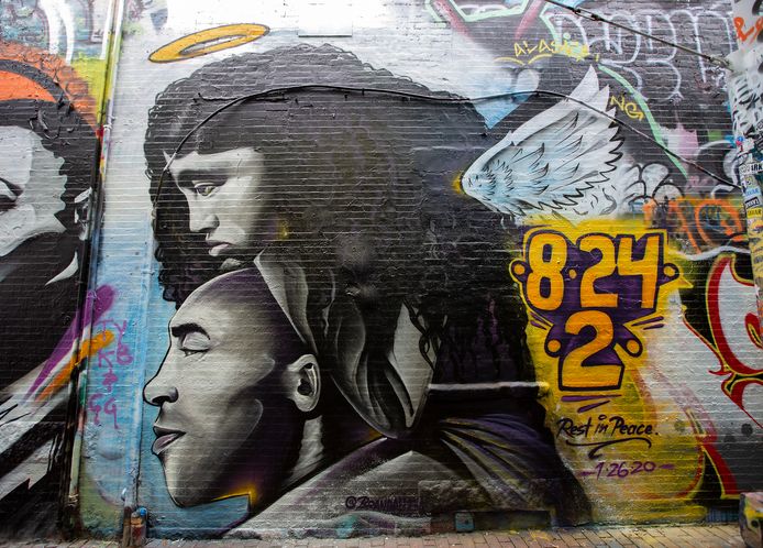 Een muurschildering van Kobe Bryant en zijn dochter in Cambridge, Massachusetts.