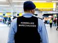De marechaussee op Schiphol.