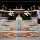 Paus Franciscus draagt de paasmis op in een vrijwel lege Sint-Pieter