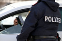 Archiefbeeld. Een politieagent controleert een bestuurder in Salzburg, Oostenrijk.