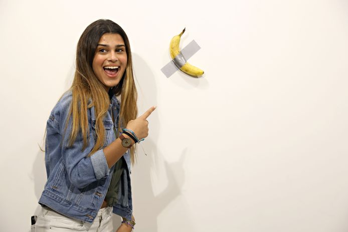 Mensen stonden in de rij om een foto te nemen met de banaan van de Italiaanse kunstenaar Maurizio Cattelan tijdens de Basel Art Fair in Miami Beach, Florida.