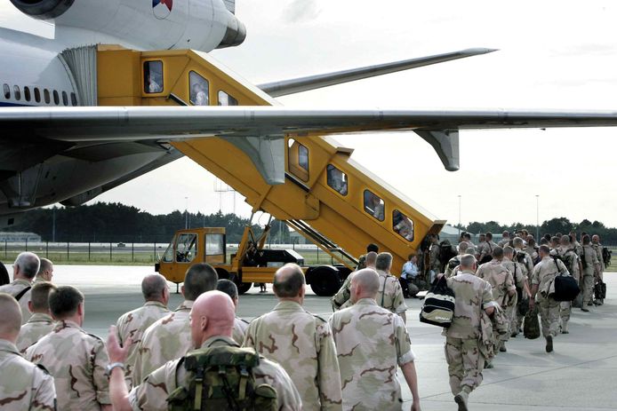 Nederlandse militairen op vliegveld Eindhoven