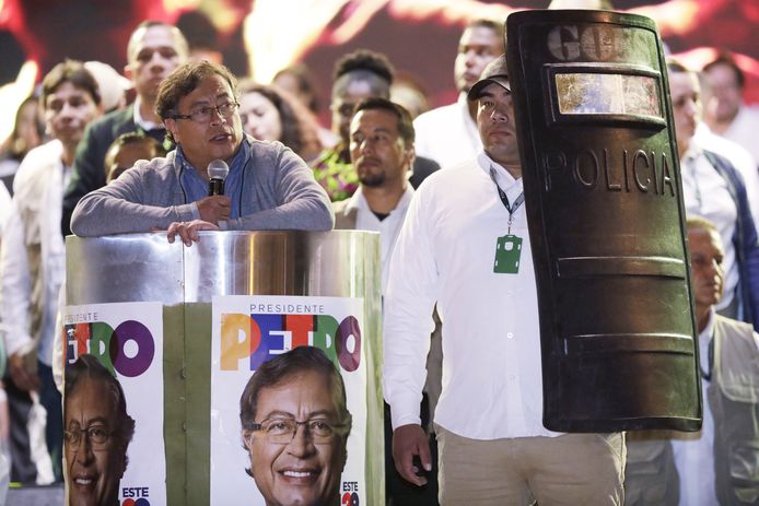 De linkse presidentskandidaat Gustavo Petro, met naast hem een bewakingsagent met schild.