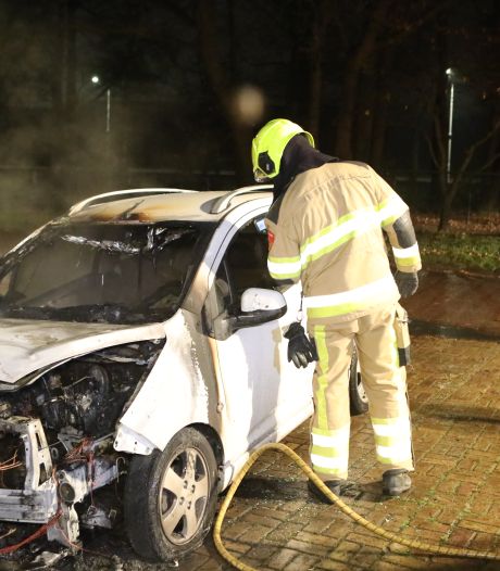 In Neerbosch-Oost geparkeerde auto uitgebrand, vermoedelijk sprake van brandstichting