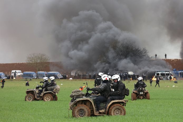 Massale politie-inzet tijdens de demonstratie tegen de waterreservoirs in Sainte-Soline.