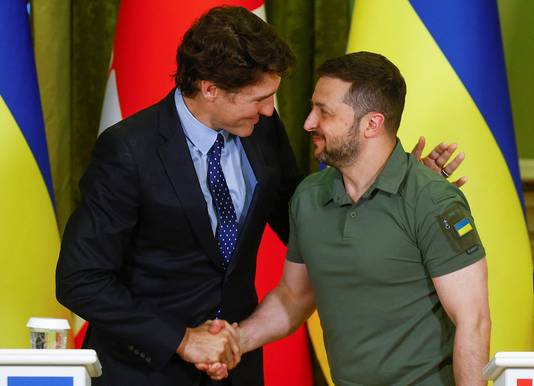 De Canadese premier Justin Trudeau (links) en de Oekraïense president Volodymyr (rechts) Zelensky tijdens het bezoek. 