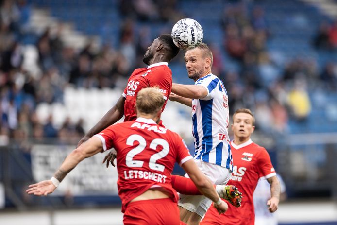 Bruno Martins Indi in een kopduel met Siem de Jong.