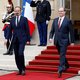 Een nieuwe premier: zo hoopt Macron zijn populariteit op te vijzelen