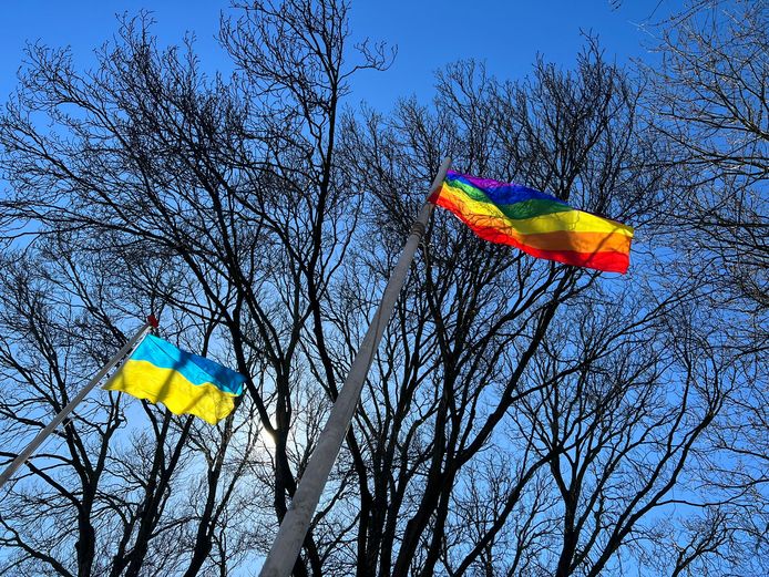 De Regenboog die symbool is voor kunnen zijn wie je bent ongeacht van wie je houdt hangt weer - weliswaar ondersteboven - in het Huijgenspark naast de OekraÃƒÂ¯nse vlag.