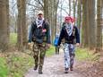 Cor en Aleida genieten van de omgeving tijdens het lopen van de natuurroute binnen de Getrudistocht.