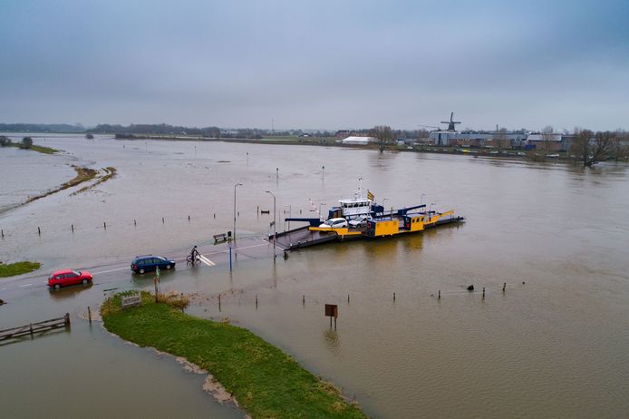 Het Olsterveer bij hoogwater.