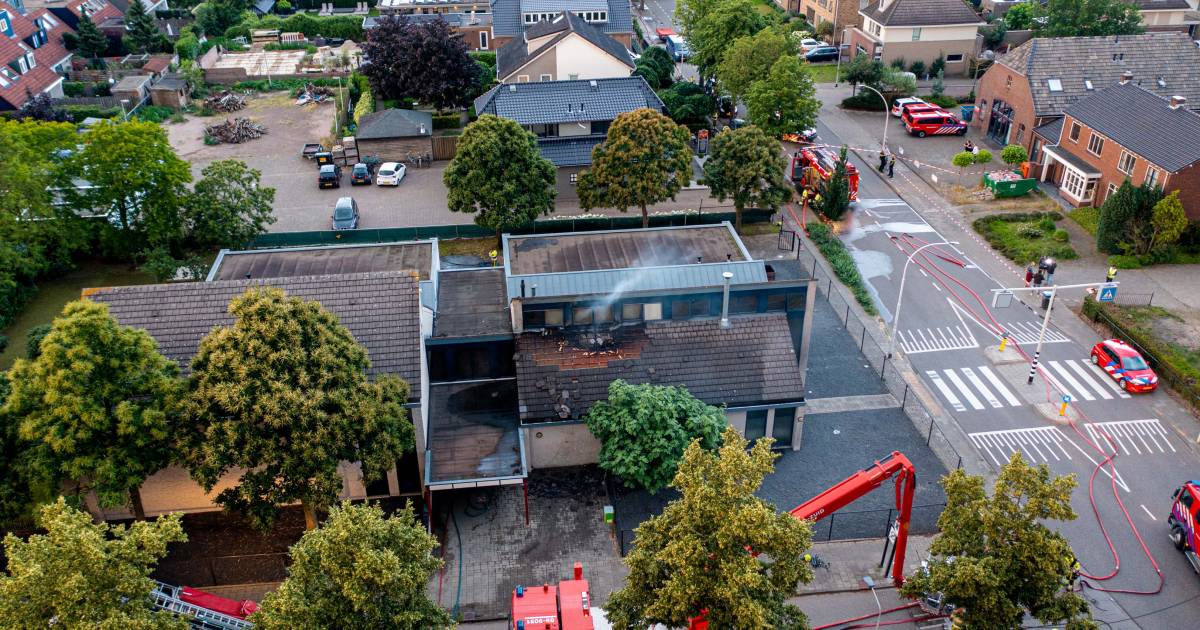 Kerk in #Nijmegen voorlopig dicht door grote brand: ‘Behoorlijk veel schade'.