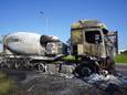 De vrachtwagen vervoerde mortel. De lading is door de brand niet meer bruikbaar.