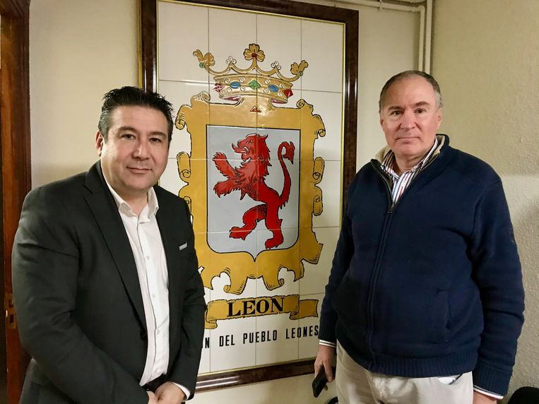 Voorzitter van de UPL Luis Mariano Santos en zijn rechterhand Eduardo López op het hoofdkantoor van de partij in Léon. Beeld Alex Tieleman