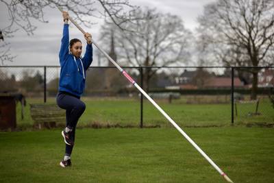 Polsstokhoogspringtalent Quinty (16) uit Budel timmert aan de weg; na goud bij de junioren volgt NK 