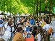 Jongeren proeven gerechten op het culinaire Festival Haagse Wereld Hapjes