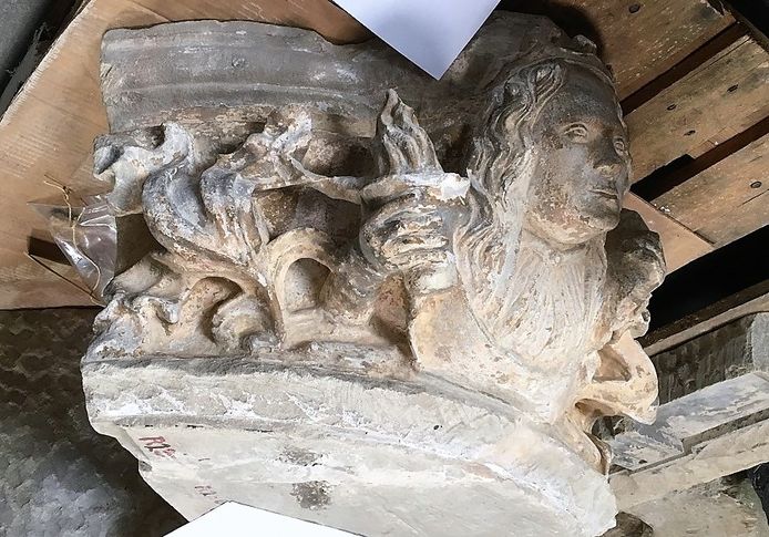 Een engelachtig figuur met een fakkel, een 600 jaar oude kraag van een pilaar. Ooit onderdeel van de Sint-Martinuskerk in Kerkdriel.