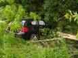 Een auto is in Beek en Donk van de weg af geraakt en door heen boom heen gereden.