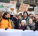 Merkel spreekt haar steun uit voor klimaatspijbelaars, maar vraagt geduld