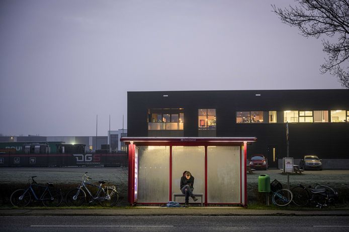 Een bushalte in Haaksbergen tijdens een staking van het streekvervoer en regionaal vervoer.