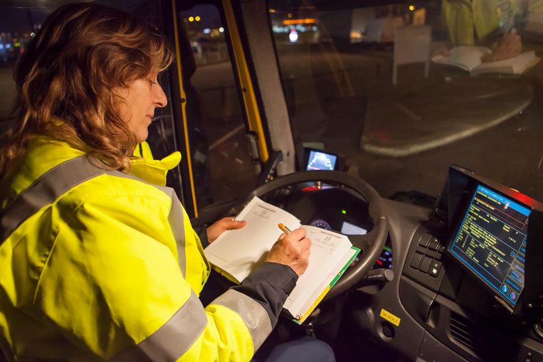 Hélène Mourik in haar lepelwagen Beeld Julie Hrudova