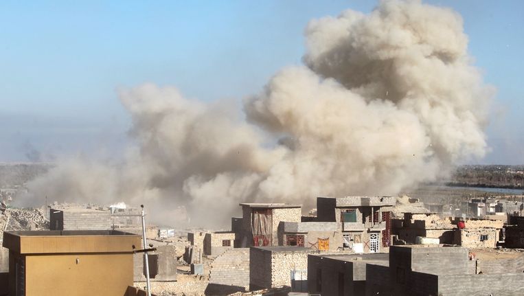 Rooks stijgt dinsdag op boven Husayba, een dorpje gelegen op zeven kilometer ten oosten van Ramadi. Beeld afp