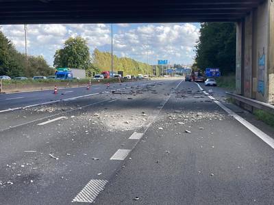 E40 in Groot-Bijgaarden gedeeltelijk afgesloten nadat vrachtwagen brug raakt: “Hinder van lange duur”