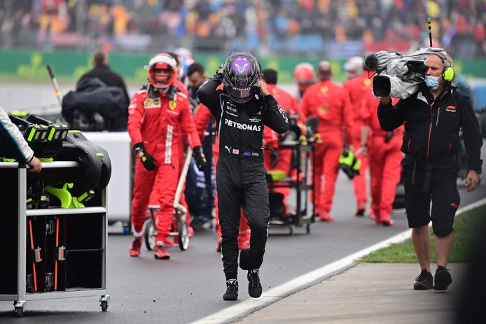 Lewis Hamilton druipt af in Instanboel.