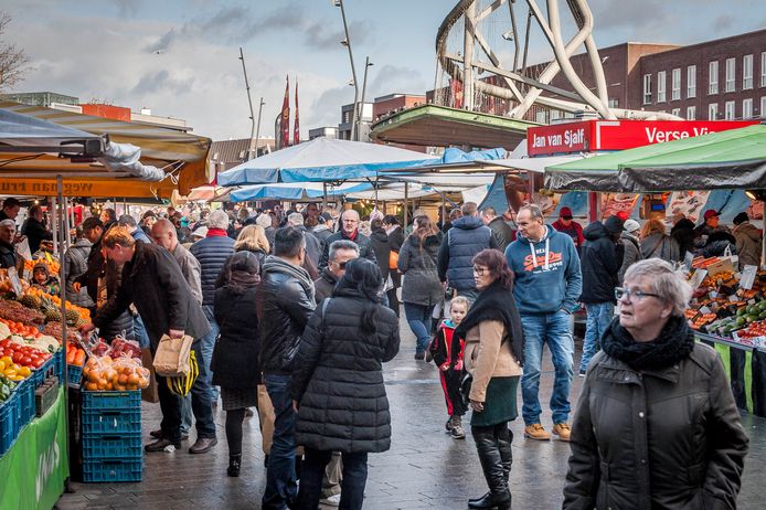 De Enschedese zaterdagmarkt wordt komende zaterdag over drie locaties verspreid om te voorkomen dat het te druk wordt op het Van Heekplein.
