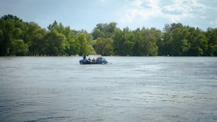Het kwartet tijdens een training op de Rijn, waar ze van het Zwitserse Basel naar Rotterdam roeiden.