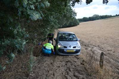 Bejaarde man in Groesbeek rijdt zich vast en valt in prikkeldraad