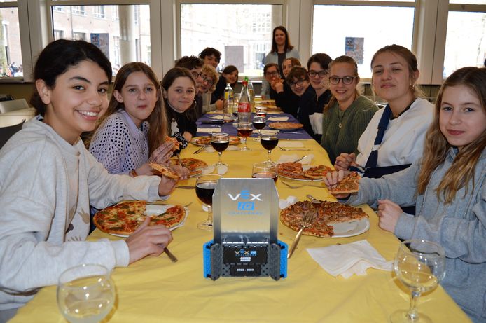 Scheppers beloont leerlingen met passie voor robots met pizza ...