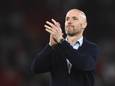 Erik ten Hag bedankt Old Trafford na de zege op Chelsea.