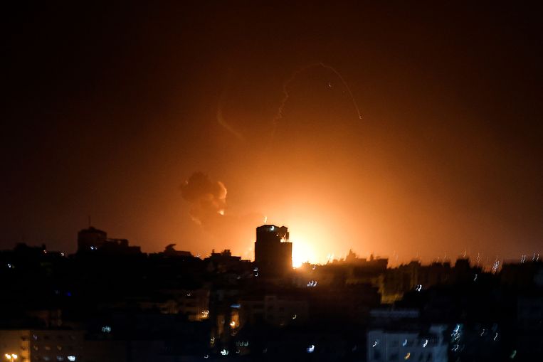 Volgens Israëlische media hebben de Israëlische gevechtsvliegtuigen doelen aangevallen in een vluchtelingenkamp in het centrum van de Gazastrook. Beeld AFP