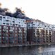 Volledig woonblok in Amsterdam-Oost, met bijna honderd huishoudens, voorlopig onbewoonbaar verklaard na grote brand