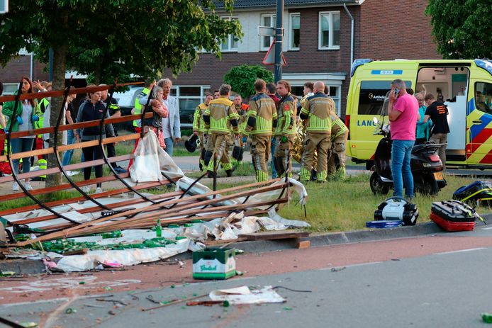 Een platte kar achter een tractor met daarop twintig personen is door onbekende oorzaak gekanteld.