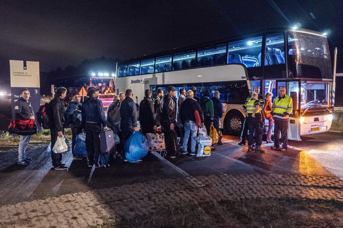 Asielzoekers bij het overvolle aanmeldcentrum in Ter Apel worden overgebracht naar opvanglocaties verspreid over Nederland.