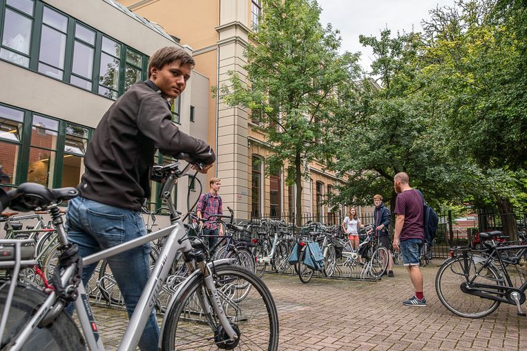 Leerlingen van het Praedinius Gymnasium verlaten de school op de eerste schooldag. Beeld Harry Cock / de Volkskrant