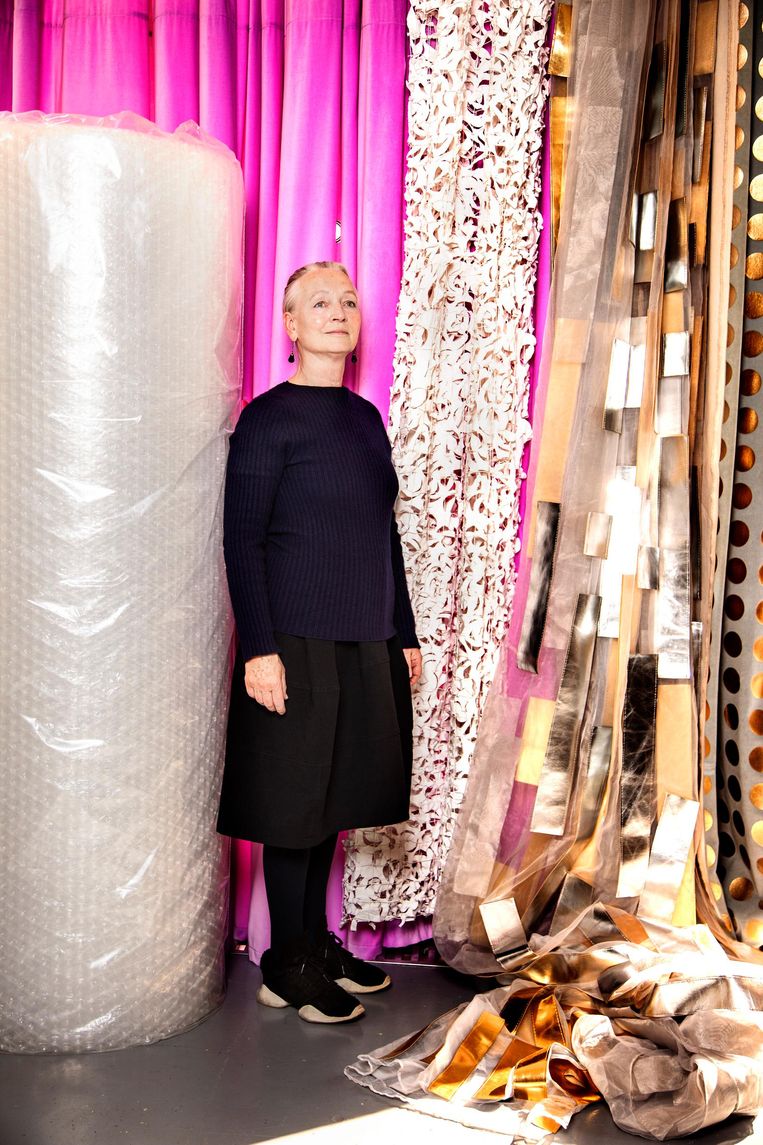 Petra Blaisse in haar atelier in Amsterdam. 'Van alle stappen van elk ontwerp dat ik sinds 1986 heb gemaakt, zijn samples bewaard.' Beeld Dolph Cantrijn
