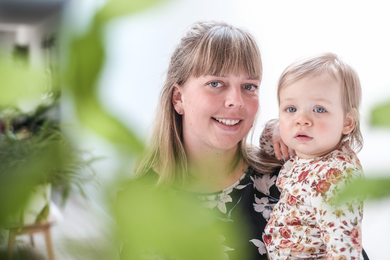 Margot met haar dochtertje. 'Ik wilde vooral met lotgenoten spreken en intensieve begeleiding krijgen, maar dat lukte niet', zegt ze over de opvang die ze kreeg na haar twee suïcidepogingen. Beeld Bob Van Mol
