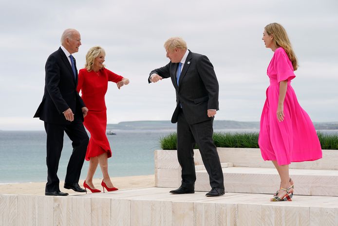 Amerikaans president Joe Biden and first lady Jill Biden worden op de G7 begroet door de Britse premier Boris Johnson en zijn vrouw Carrie Johnson.