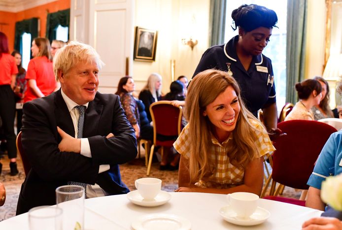 Carrie Symonds (hier bij een eerdere bijeenkomst rechts van Boris Johnson) is er niet bij in Frankrijk.